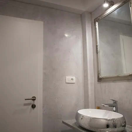 Crystal マカルスカ