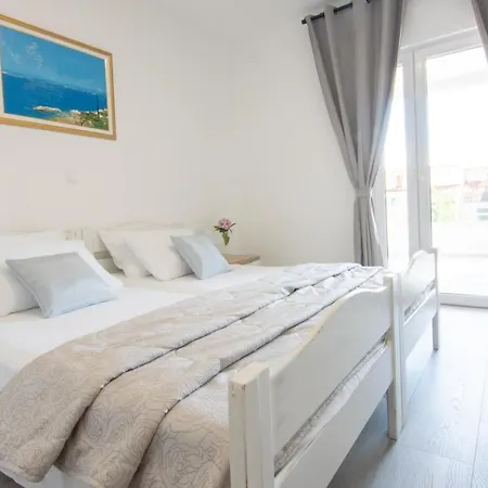 Crystal マカルスカ